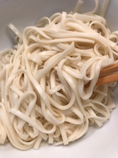 Put the noodles on the bowl.